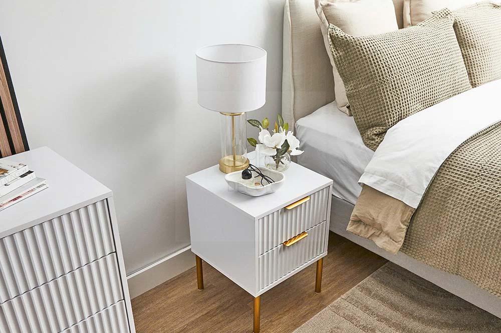 Cách trang trí tab đầu giường đẹp như khách sạn