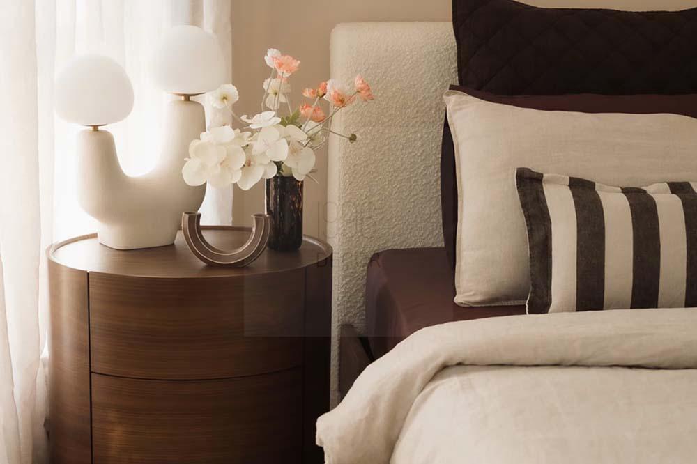Cách trang trí tab đầu giường đẹp như khách sạn